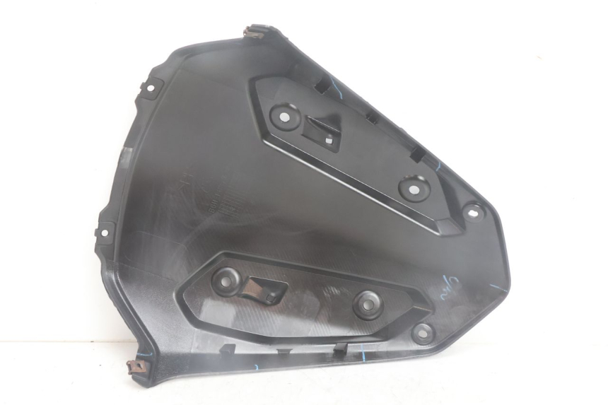 photo de PRZEDNIA WEWNĘTRZNA STRONA YAMAHA N-MAX NMAX 125 (2021 - 2024) - Zbliżenie techniczne