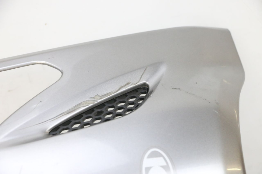 photo de GÓRNA PRZEDNIA MASKOWNICA KYMCO AGILITY CITY 4T 50 (2008 - 2016) - Zbliżenie komponentów