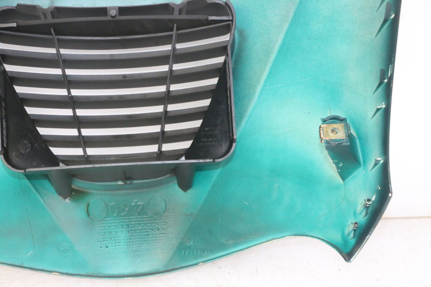 photo de GÓRNA PRZEDNIA MASKOWNICA PEUGEOT ELYSEO 125 (1999 - 2004) - Zbliżenie techniczne