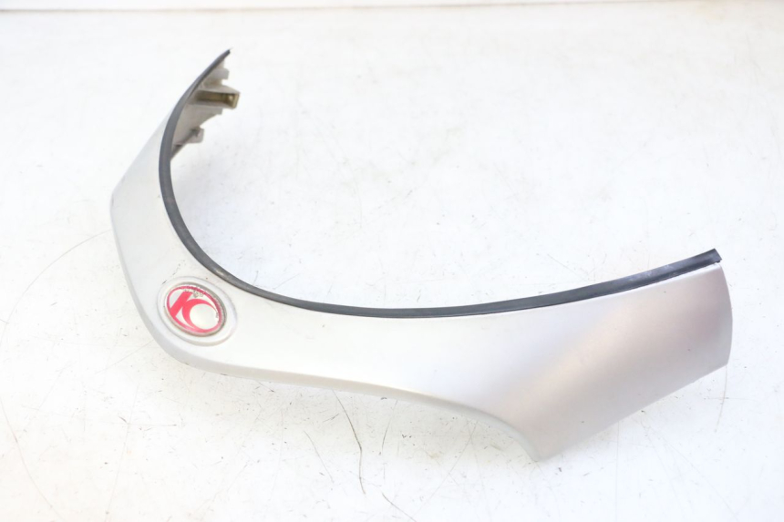 photo de GÓRNA PRZEDNIA MASKOWNICA KYMCO GRAND DINK 125 (2002 - 2007) - Zbliżenie techniczne