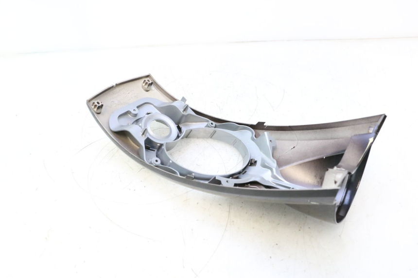 photo de GÓRNA PRZEDNIA MASKOWNICA PEUGEOT LUDIX ONE 50 (2004 - 2013) - Zbliżenie techniczne