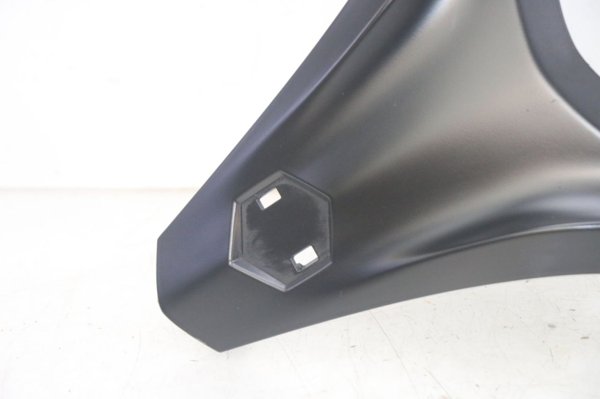 photo de GÓRNA PRZEDNIA MASKOWNICA PIAGGIO MP3 HPE 300 (2019 - 2026) - Punkty mocowania