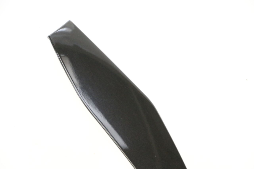 photo de GÓRNA PRZEDNIA MASKOWNICA PIAGGIO MP3 LT 300 (2010 - 2016) - Szczegóły charakterystyczne