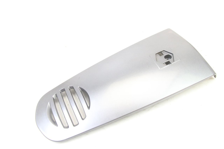 photo de GÓRNA PRZEDNIA MASKOWNICA PIAGGIO VESPA GRANTURISMO 125 (2003 - 2007) - Zoom stanu zużycia