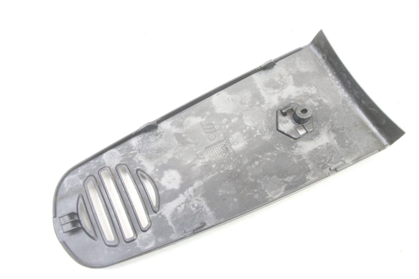 photo de GÓRNA PRZEDNIA MASKOWNICA PIAGGIO VESPA GRANTURISMO 125 (2003 - 2007) - Zbliżenie techniczne