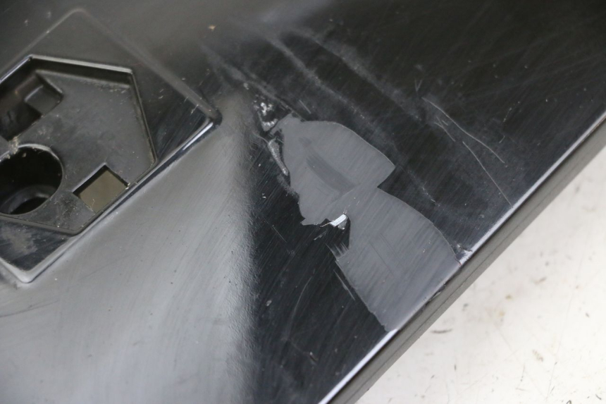 photo de GÓRNA PRZEDNIA MASKOWNICA PIAGGIO VESPA GRANTURISMO 200 (2004 - 2005) - Zbliżenie techniczne