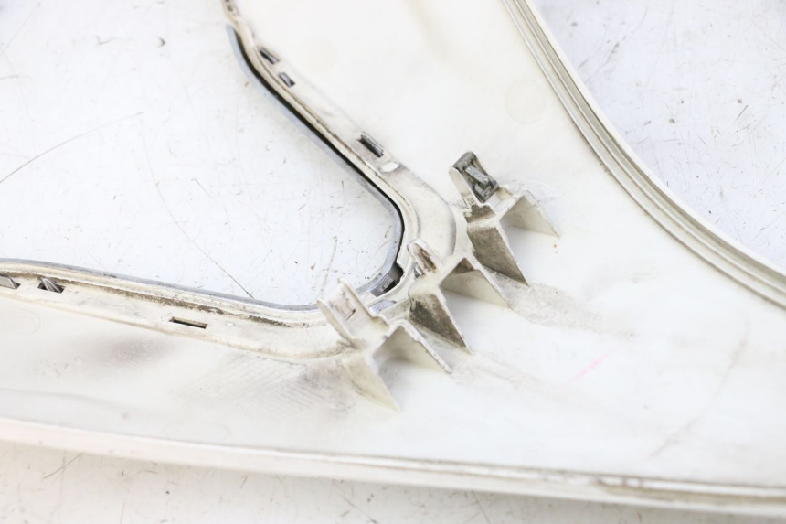 photo de GÓRNA PRZEDNIA MASKOWNICA PEUGEOT SATELIS 125 (2010 - 2012) - Szczegół części