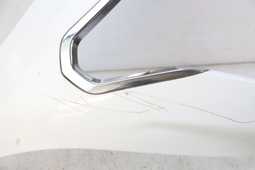 photo de GÓRNA PRZEDNIA MASKOWNICA PEUGEOT SATELIS 125 (2010 - 2012) - Zbliżenie komponentów