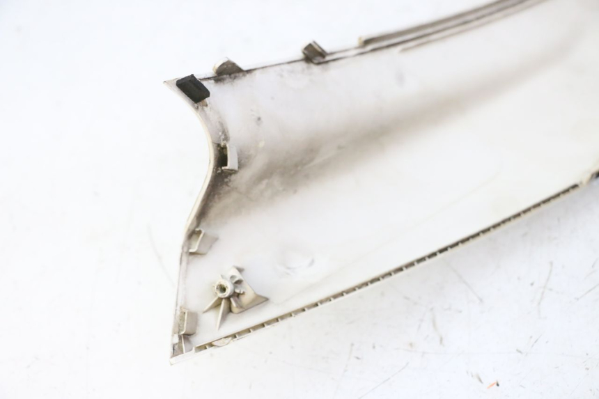 photo de GÓRNA PRZEDNIA MASKOWNICA PEUGEOT SATELIS 125 (2010 - 2012) - Zbliżenie techniczne