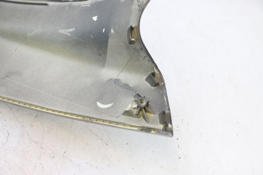 photo de GÓRNA PRZEDNIA MASKOWNICA PEUGEOT SATELIS 125 (2013 - 2018) - Oznaczenia i referencje