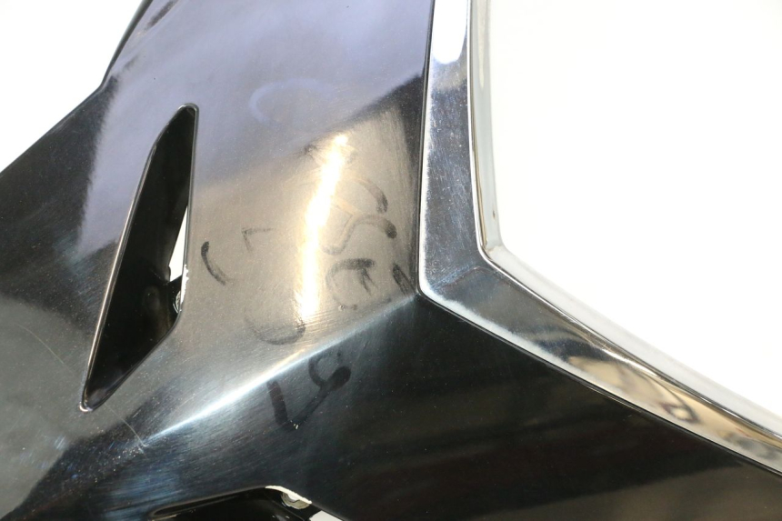 photo de GÓRNA PRZEDNIA MASKOWNICA PEUGEOT SATELIS 125 (2006 - 2009) - Zoom stanu zużycia