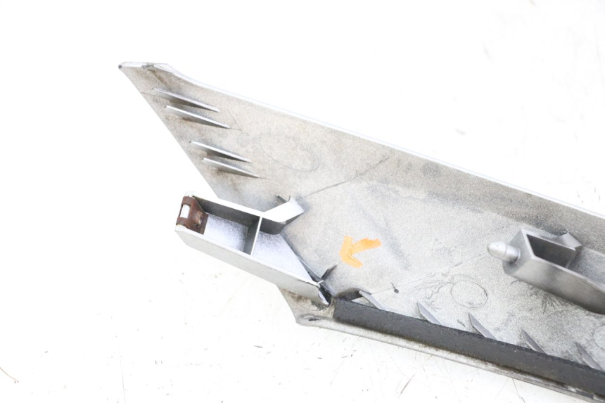 photo de GÓRNA PRZEDNIA MASKOWNICA SUZUKI BURGMAN 125 (2007 - 2014) - Szczegół części