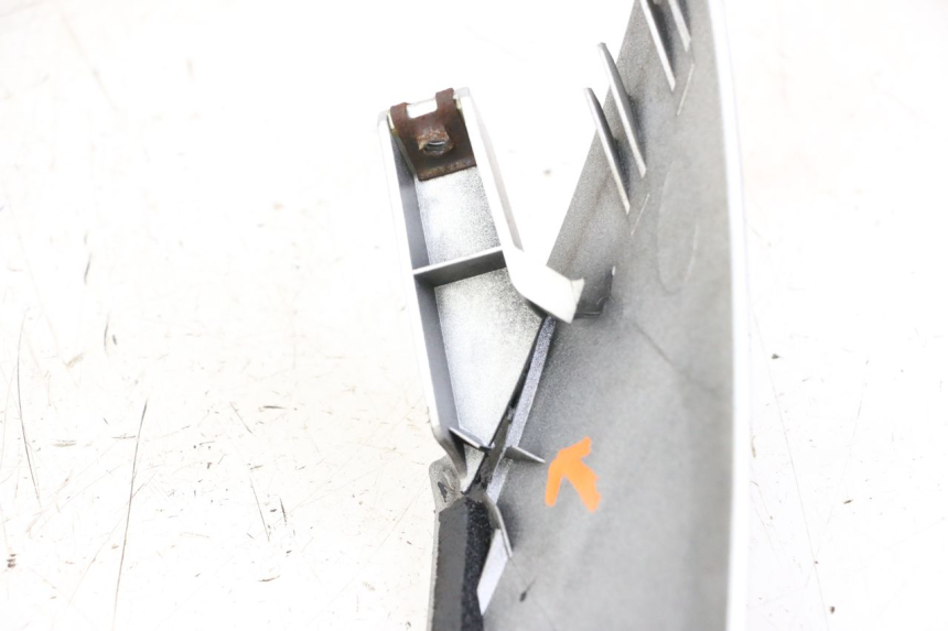 photo de GÓRNA PRZEDNIA MASKOWNICA SUZUKI BURGMAN 125 (2007 - 2014) - Zoom stanu zużycia