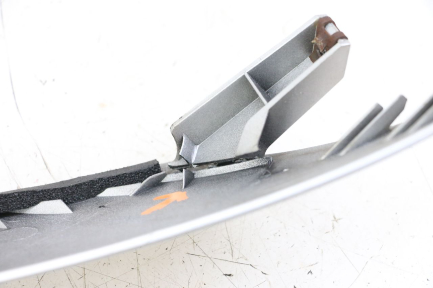 photo de GÓRNA PRZEDNIA MASKOWNICA SUZUKI BURGMAN 125 (2007 - 2014) - Inny kąt widzenia