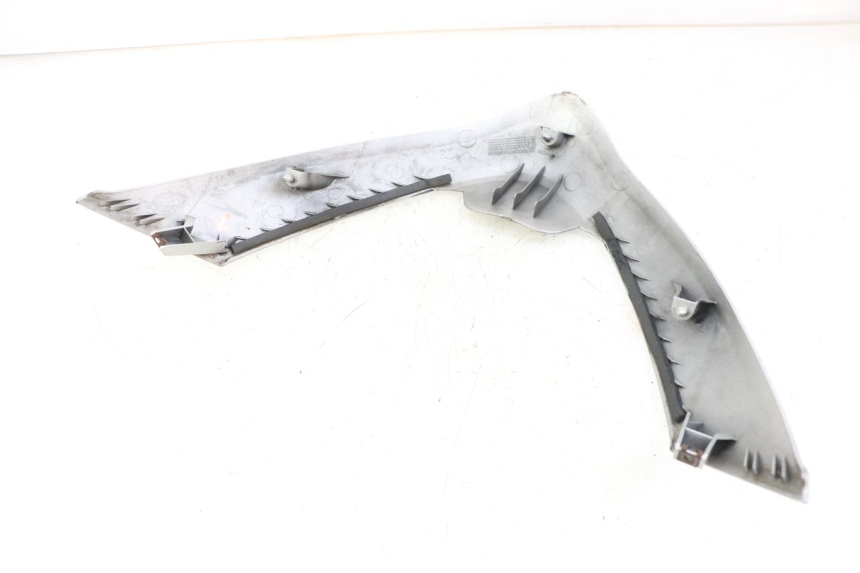 photo de GÓRNA PRZEDNIA MASKOWNICA SUZUKI BURGMAN 125 (2007 - 2014) - Zbliżenie techniczne