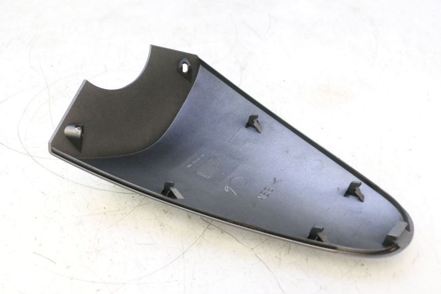 photo de GÓRNA PRZEDNIA MASKOWNICA YAMAHA YP MAJESTY 125 (2002 - 2006) - Zbliżenie techniczne