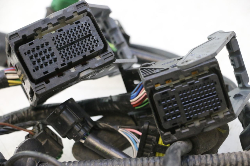 photo de WIĄZKA PRZEWODÓW PIAGGIO MP3 HPE 530 (2022 - 2026) - Zbliżenie techniczne