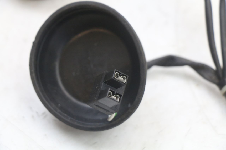 photo de WIĄZKA PRZEWODÓW REFLEKTORA PEUGEOT SATELIS 125 (2010 - 2012) - Zbliżenie techniczne