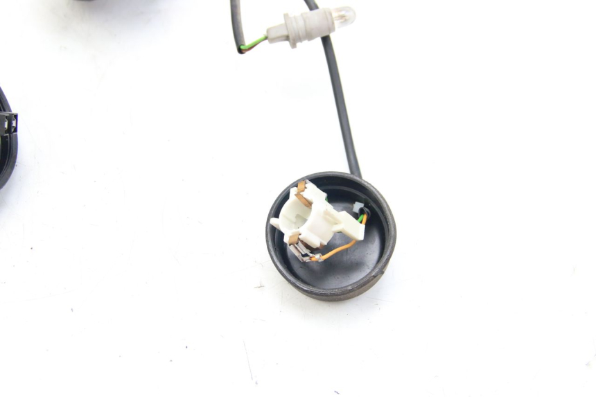 photo de WIĄZKA PRZEWODÓW REFLEKTORA PEUGEOT SATELIS COMPRESSOR K15 125 (2006 - 2009) - Zbliżenie techniczne