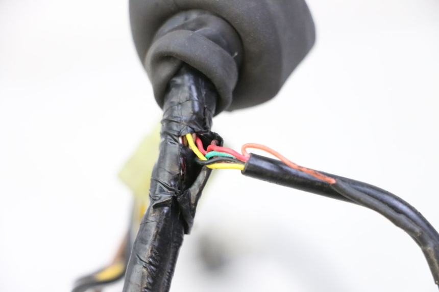 photo de INSTALACJA ELEKTRYCZNA SUZUKI SV S 650 (2003 - 2009) - Zbliżenie techniczne