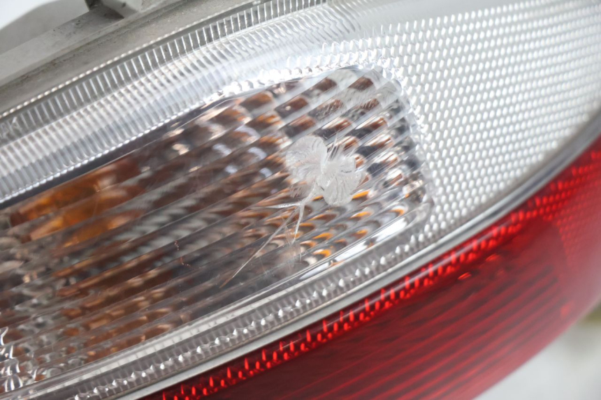 photo de PRAWE TYLNE ŚWIATŁO SUZUKI BURGMAN EXECUTIVE ABS 650 (2006 - 2012) - Zoom stanu zużycia
