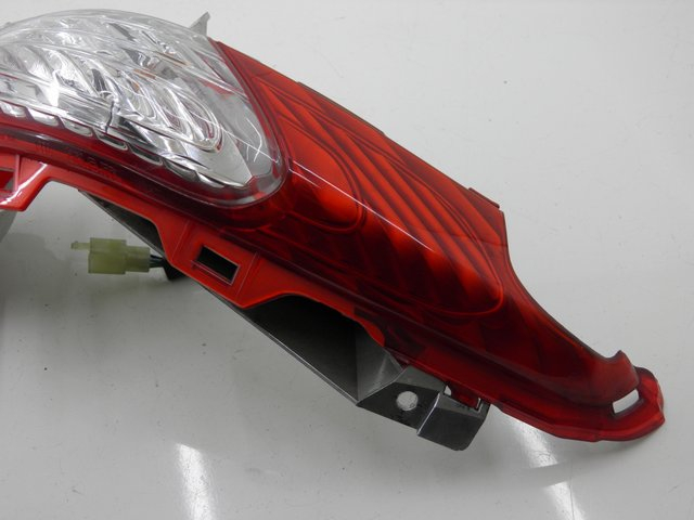 photo de PRAWE TYLNE ŚWIATŁO HONDA FES S-WING SWING 125 (2007 - 2015) - Zoom stanu zużycia