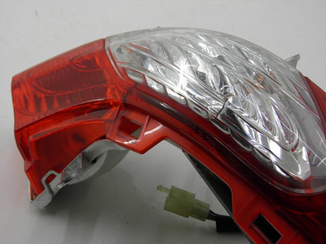 photo de PRAWE TYLNE ŚWIATŁO HONDA FES S-WING SWING 125 (2007 - 2015) - Inny kąt widzenia
