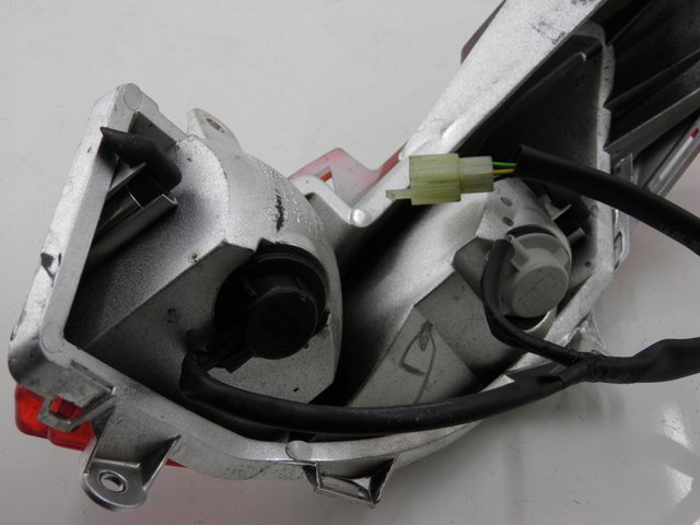 photo de PRAWE TYLNE ŚWIATŁO HONDA FES S-WING SWING 125 (2007 - 2015) - Zbliżenie techniczne