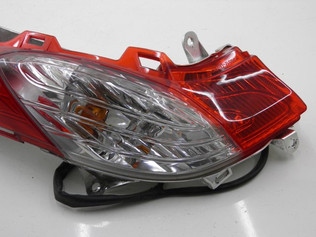 photo de PRAWE TYLNE ŚWIATŁO HONDA FES S-WING SWING 125 (2007 - 2015) - Punkty mocowania