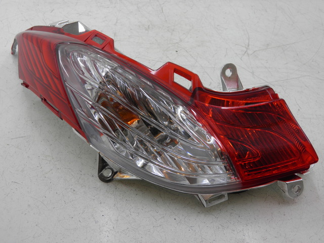 photo de PRAWE TYLNE ŚWIATŁO HONDA FES S-WING SWING ABS 125 (2007 - 2015) - Widok główny