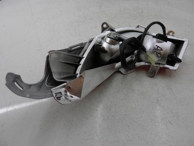 photo de PRAWE TYLNE ŚWIATŁO HONDA FES S-WING SWING ABS 125 (2007 - 2015) - Szczegół części