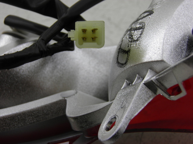 photo de PRAWE TYLNE ŚWIATŁO HONDA FES S-WING SWING ABS 125 (2007 - 2015) - Inny kąt widzenia
