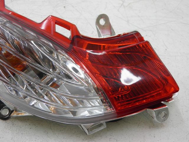 photo de PRAWE TYLNE ŚWIATŁO HONDA FES S-WING SWING ABS 125 (2007 - 2015) - Zbliżenie techniczne