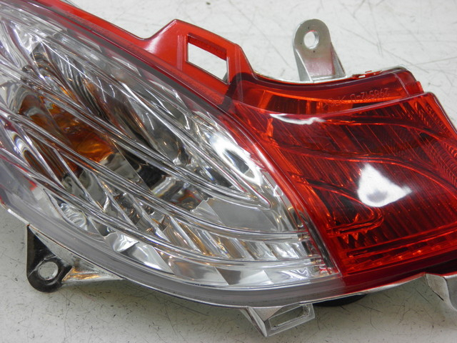 photo de PRAWE TYLNE ŚWIATŁO HONDA FES S-WING SWING ABS 125 (2007 - 2015) - Punkty mocowania