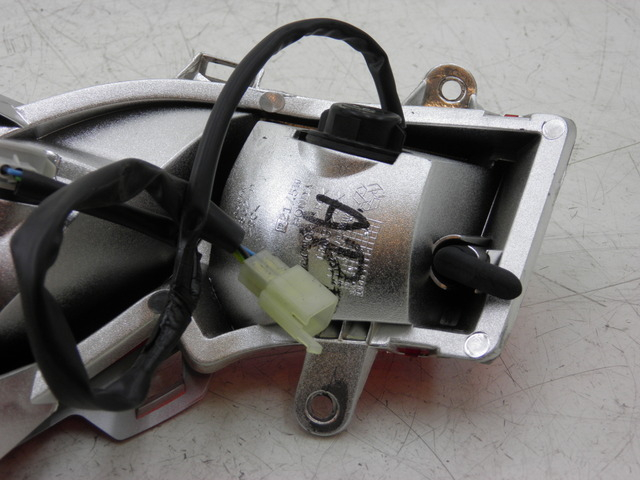 photo de PRAWE TYLNE ŚWIATŁO HONDA FES S-WING SWING ABS 125 (2007 - 2015) - Stan powierzchni