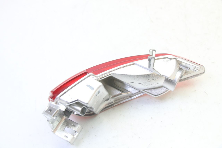 photo de PRAWE TYLNE ŚWIATŁO PIAGGIO MP3 HPE 310 (2024 - 2025) - Zoom stanu zużycia