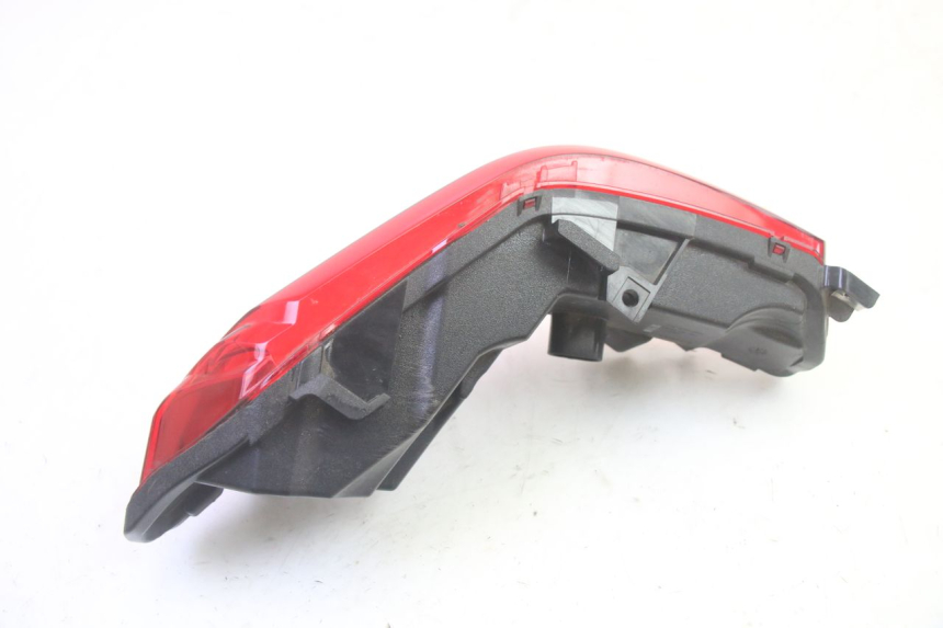 photo de PRAWE TYLNE ŚWIATŁO PIAGGIO MP3 HPE 350 (2018 - 2020) - Zbliżenie techniczne