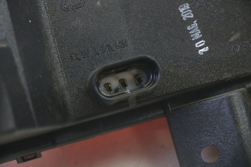 photo de PRAWE TYLNE ŚWIATŁO PIAGGIO MP3 HPE 350 (2018 - 2020) - Punkty mocowania