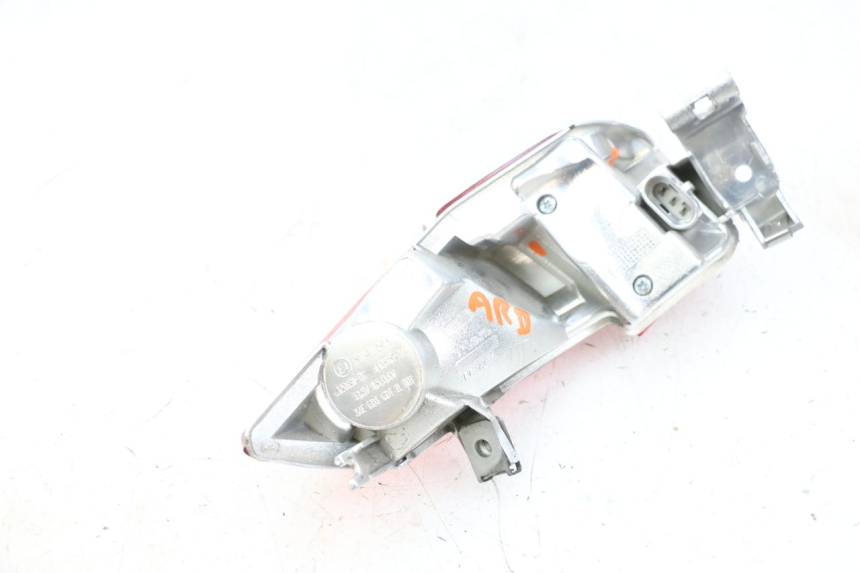 photo de PRAWE TYLNE ŚWIATŁO PIAGGIO MP3 HPE 300 (2019 - 2026) - Punkty mocowania