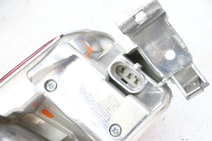 photo de PRAWE TYLNE ŚWIATŁO PIAGGIO MP3 HPE 300 (2019 - 2026) - Stan powierzchni