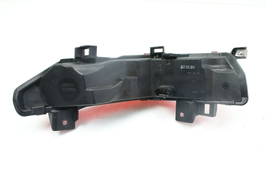 photo de PRAWE TYLNE ŚWIATŁO PIAGGIO MP3 500 (2014 - 2017) - Punkty mocowania