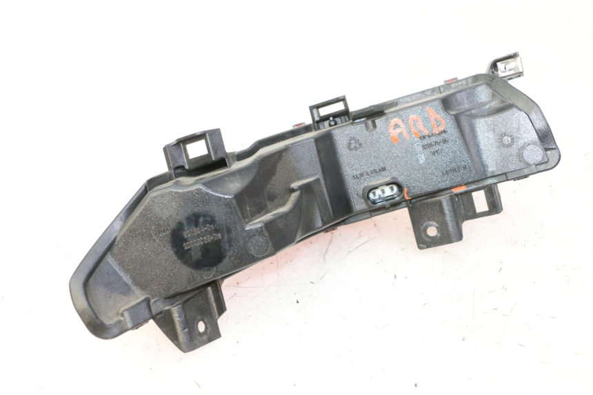 photo de PRAWE TYLNE ŚWIATŁO PIAGGIO MP3 500 (2014 - 2017) - Punkty mocowania