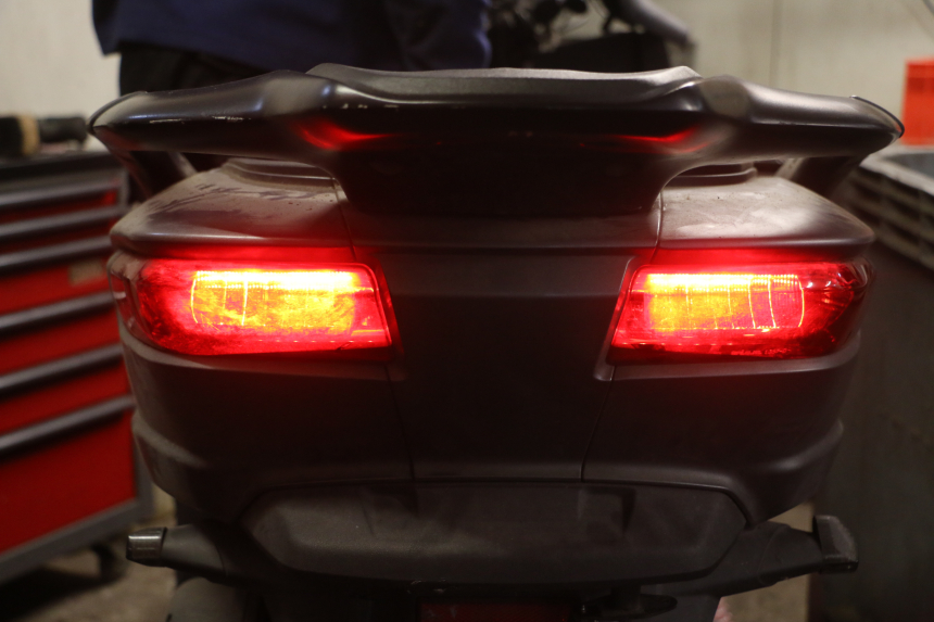 photo de PRAWE TYLNE ŚWIATŁO PIAGGIO MP3 500 (2016 - 2018) - Zbliżenie komponentów