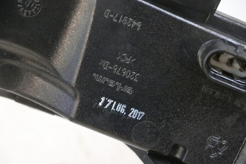 photo de PRAWE TYLNE ŚWIATŁO PIAGGIO MP3 500 (2016 - 2018) - Zbliżenie techniczne