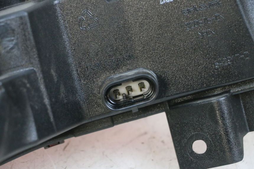 photo de PRAWE TYLNE ŚWIATŁO PIAGGIO MP3 500 (2016 - 2018) - Oznaczenia i referencje