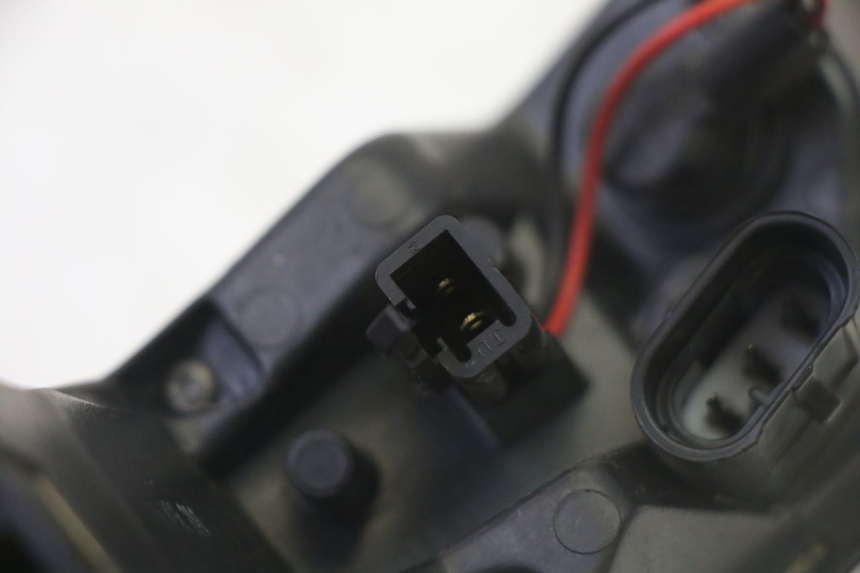 photo de PRAWE TYLNE ŚWIATŁO PEUGEOT SATELIS 125 (2013 - 2018) - Punkty mocowania