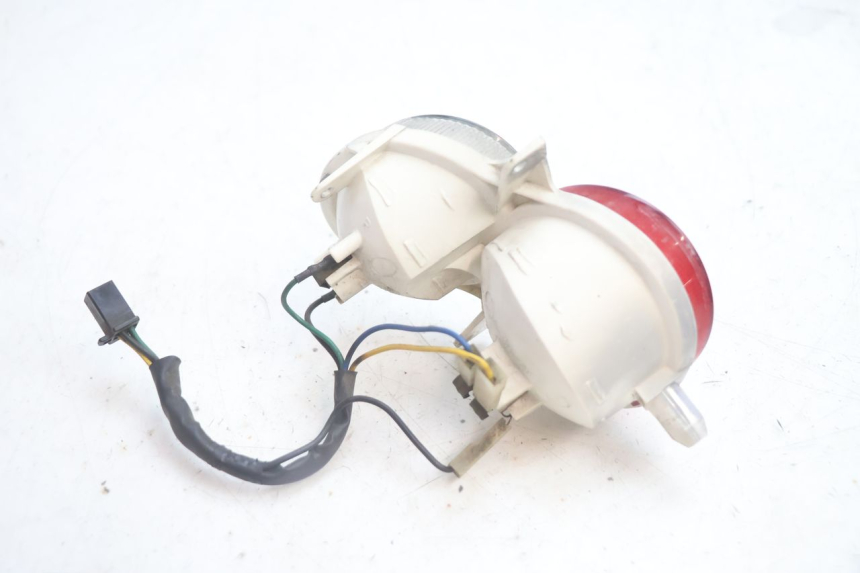 photo de PRAWE TYLNE ŚWIATŁO YAMAHA YP MAJESTY 125 (2002 - 2006) - Zbliżenie techniczne