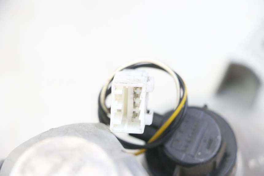 photo de LEWY TYLNY KIERUNKOWSKAZ PIAGGIO MP3 LT 300 (2010 - 2016) - Zoom stanu zużycia