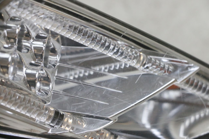 photo de LEWY TYLNY KIERUNKOWSKAZ PEUGEOT SATELIS 125 (2013 - 2018) - Szczegół części