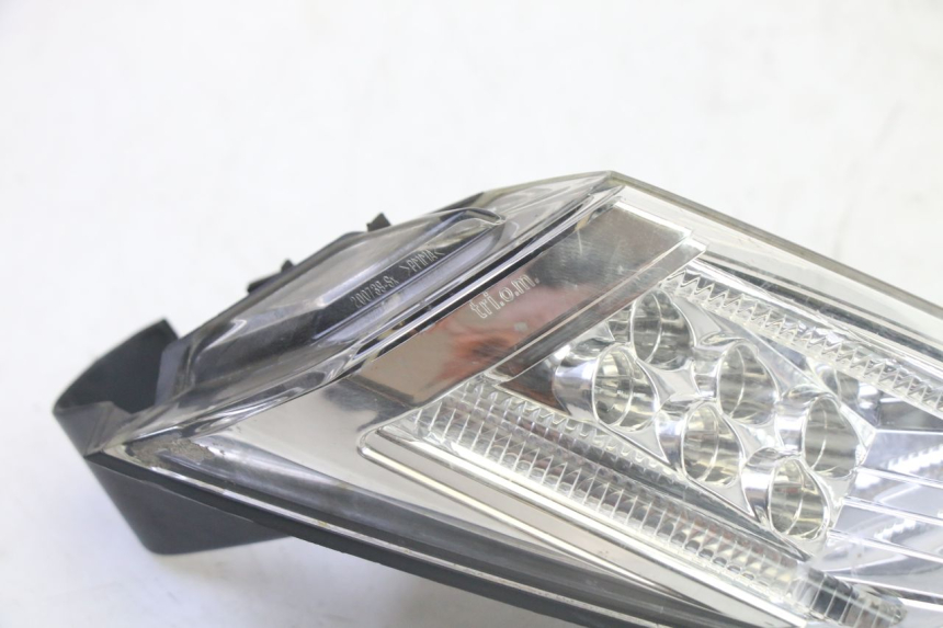 photo de LEWY TYLNY KIERUNKOWSKAZ PEUGEOT SATELIS 125 (2013 - 2018) - Szczegół części